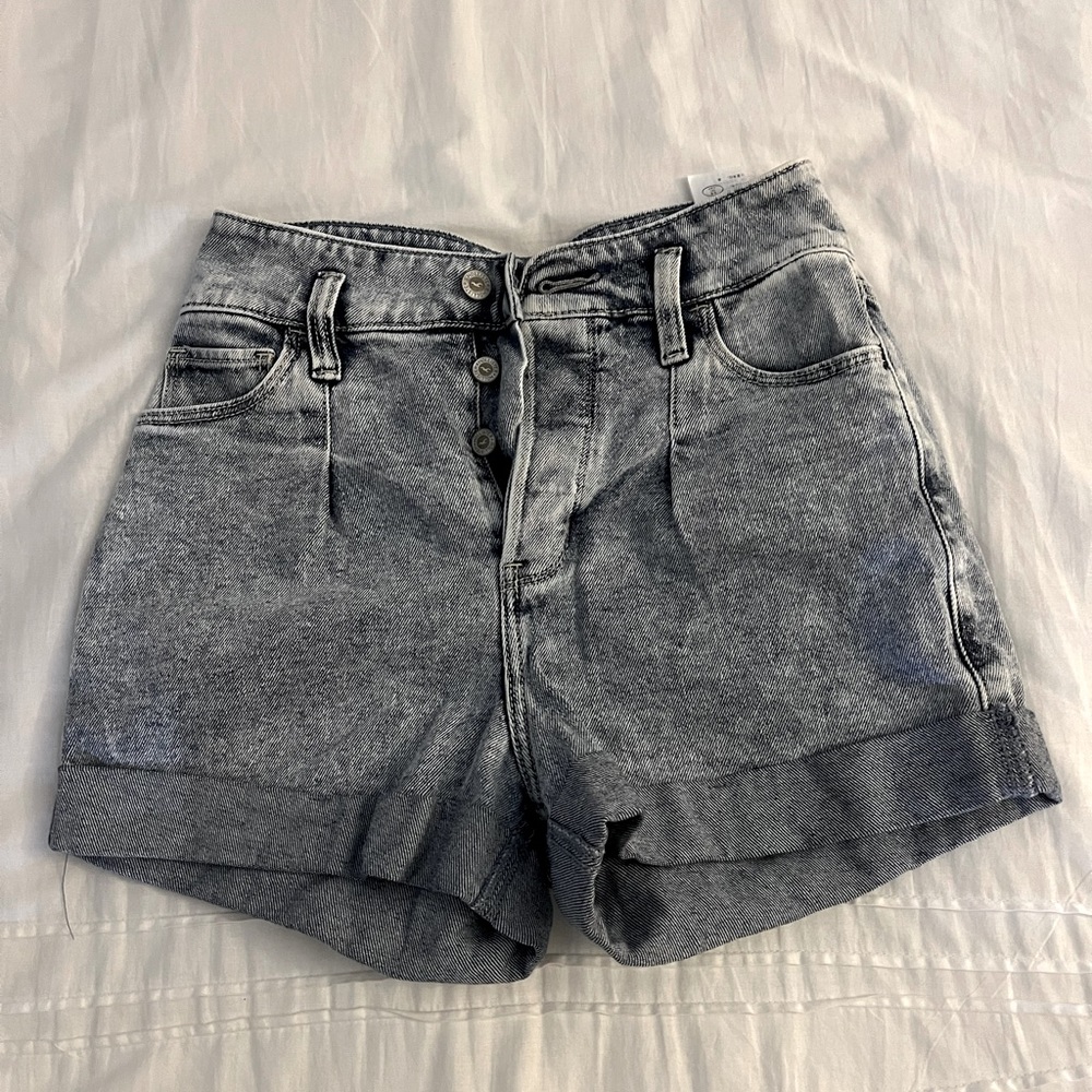 Hollister Ultra High-Rise Mom short 3”